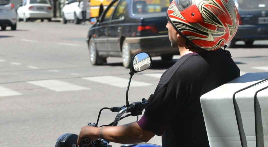 De sombrero. Uno de los malos usos más frecuentes: utilizar  el casco desprendido y como si fuera un sombrero. Foto: Gentileza Jairo Stepanoff