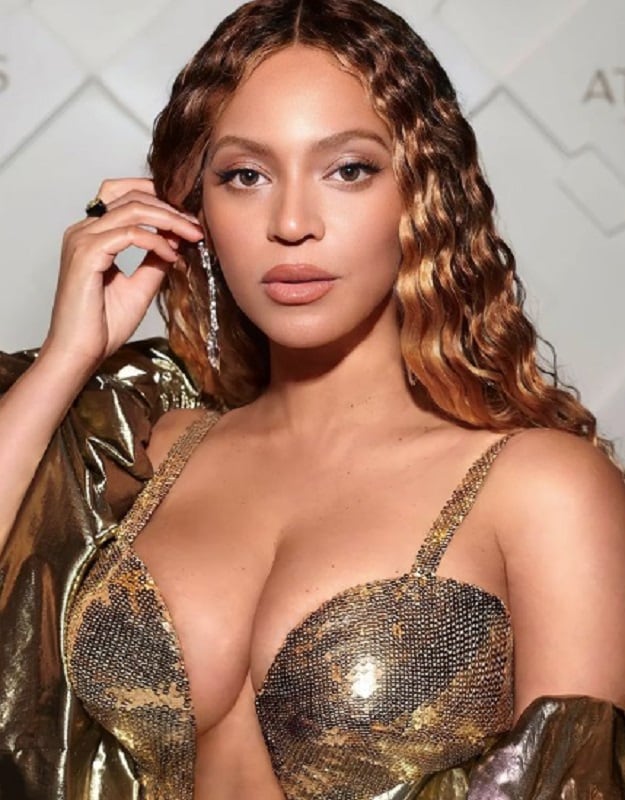 Beyoncé y un look dorado imponente en Dubái (Web)