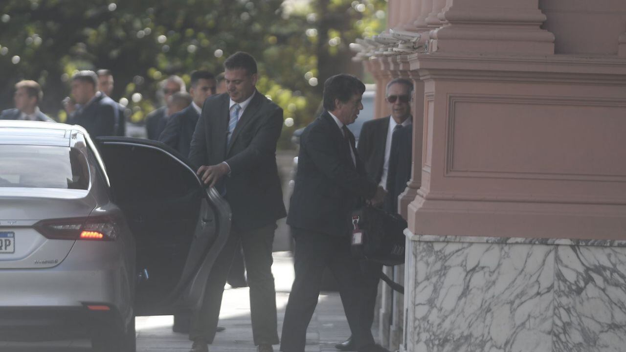 Mucho movimiento en Casa Rosada: las imágenes de una mañana agitada. Foto: Federico López Claro / Clarín.