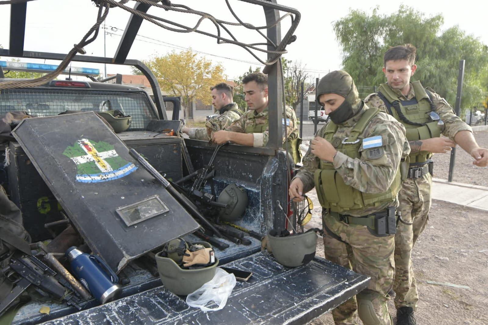 Megaoperativo contra bandas criminales en el oeste de Godoy Cruz - Orlando Pelichotti / Los Andes