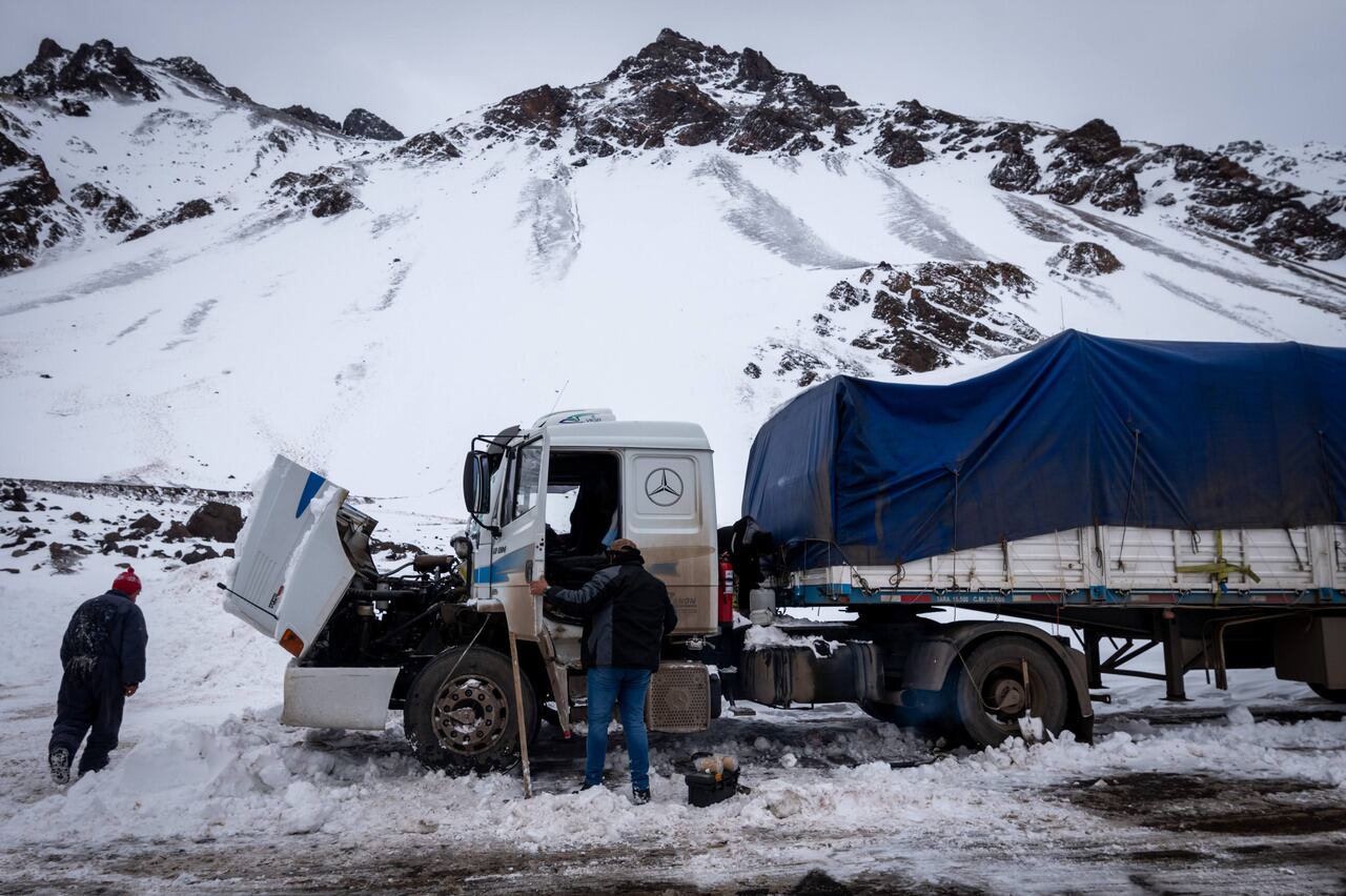 Tras la nevada del fin de semana que dejara más de 400 personas entre camioneros y turistas varadas en alta montaña, Vialidad Nacional y Gendarmería Nacional colaboran con para retirar  los últimos camiones que todavía están sobre la ruta internacional 7 a la altura de Las Cuevas

Foto: Ignacio Blanco / Los Andes 