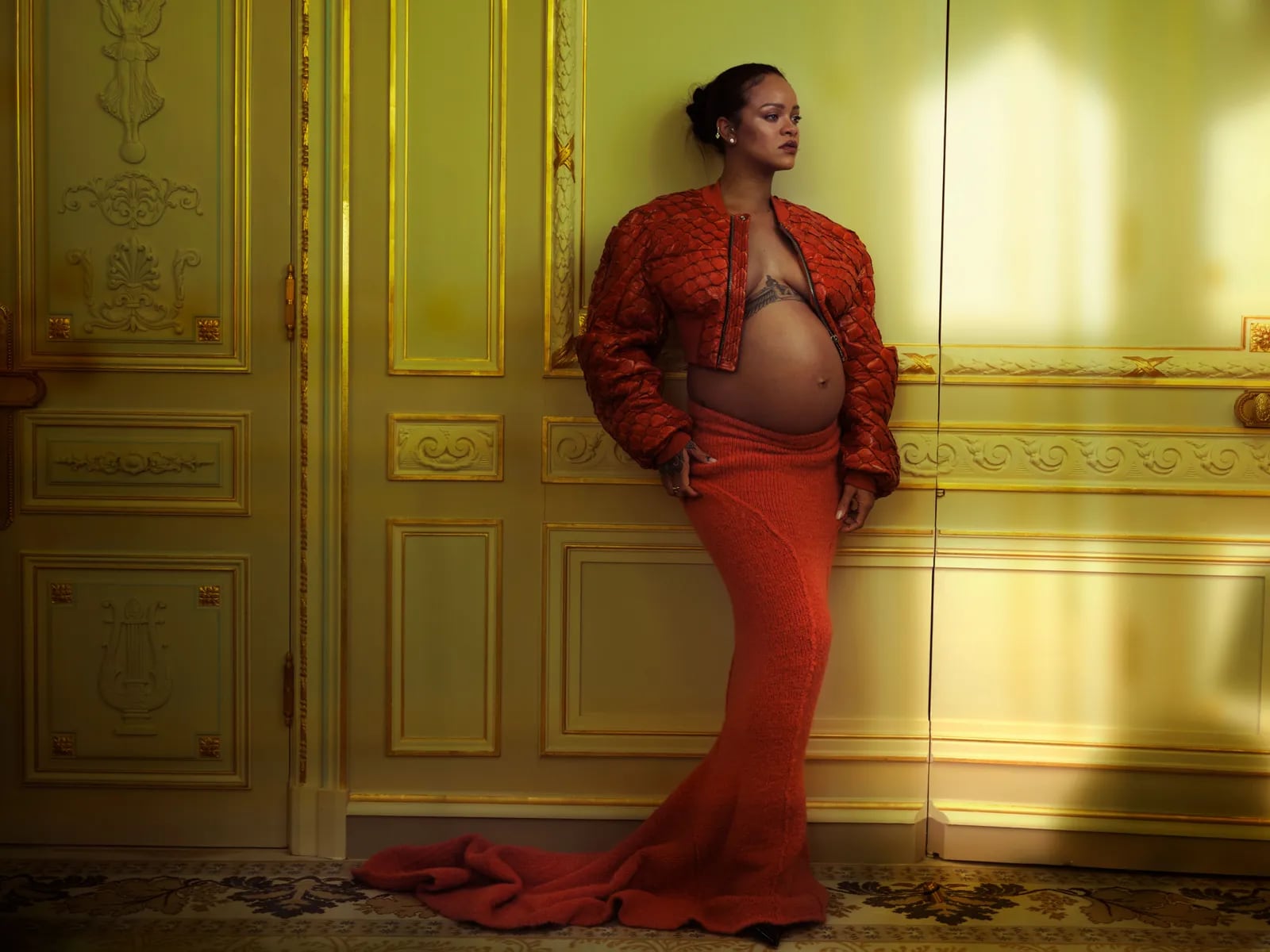 Rihanna, con una creación de Rick Owens. (Vogue/ Annie Leibovitz)