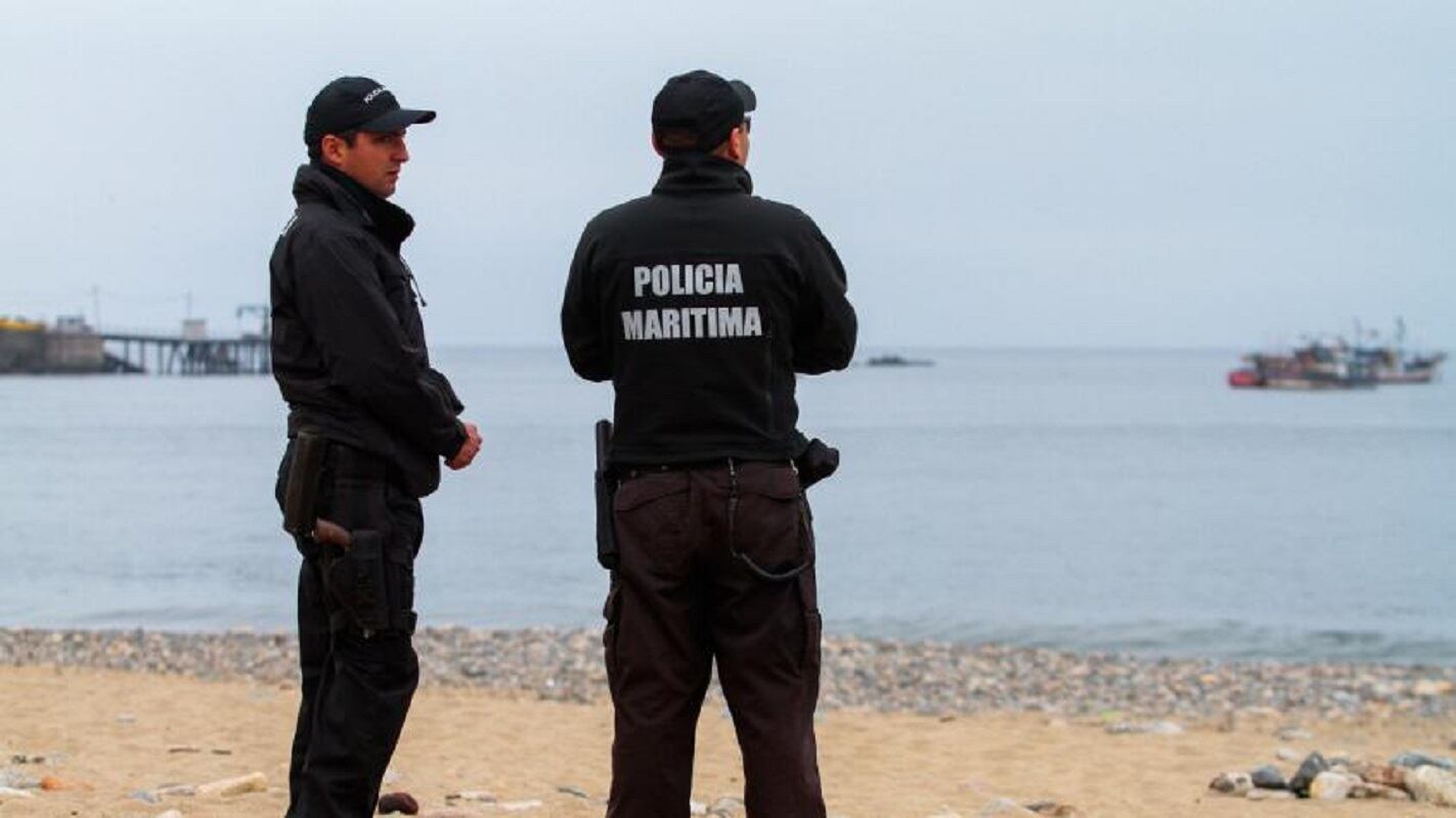 Desesperada búsqueda de un argentino que se lanzó al mar a rescatar a su sobrino en la playa de San Domingo (Valparaíso, Chile) - Gentileza / Agencia Uno