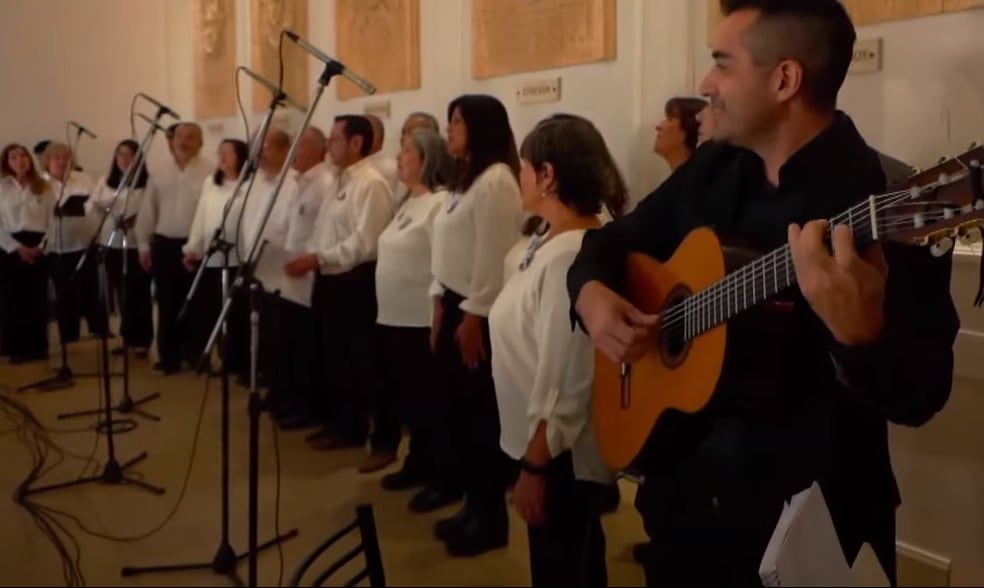 El emotivo homenaje a Marciano Cantero de parte del coro de la Legislatura y el particular gesto de Abed con Suarez. Foto: Captura Video