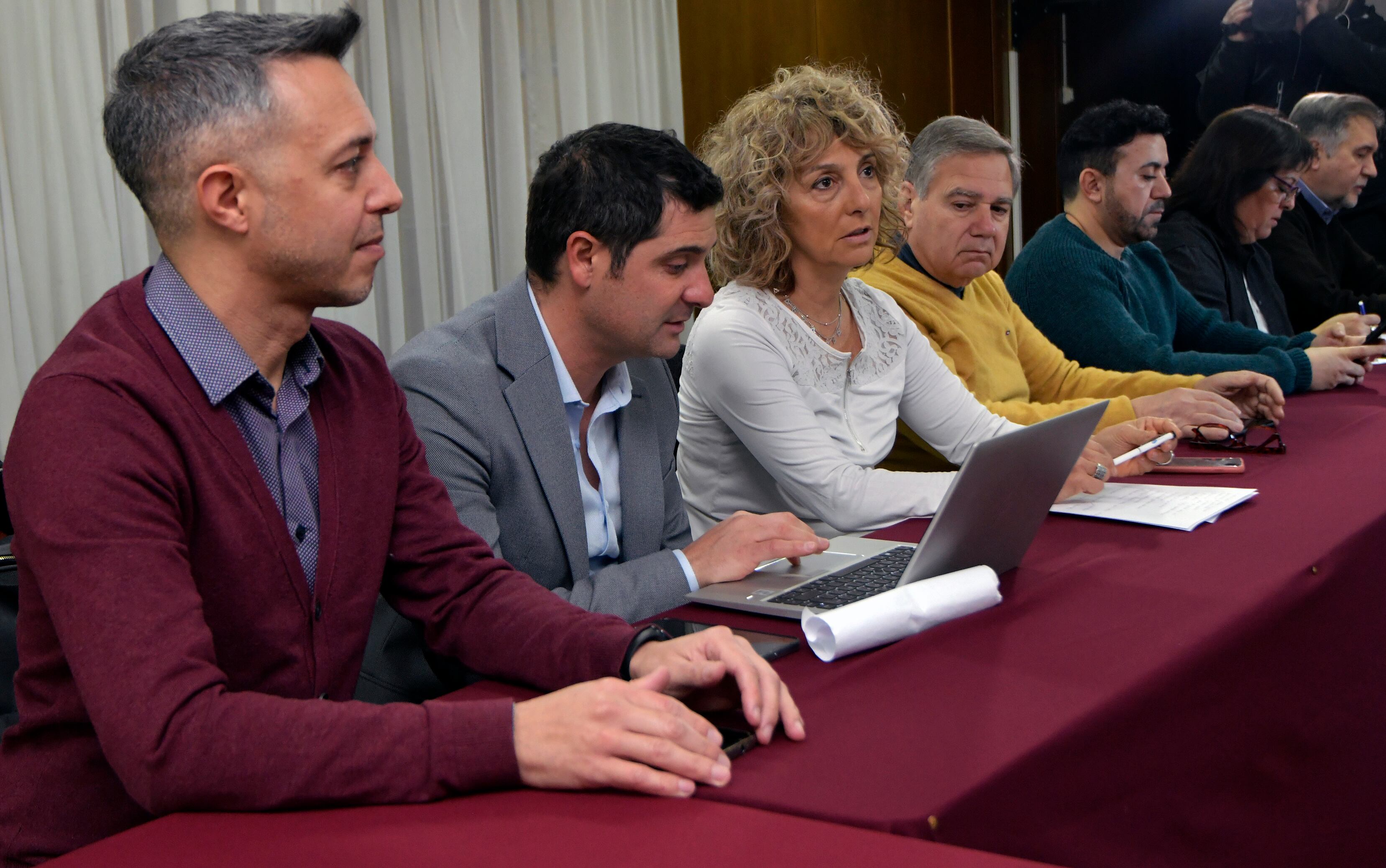 Paritarias de la Salud
Gobierno provincial mantiene reuniones paritarias hoy con la Asociación Mendocina de Profesionales de la Salud (Ampros), con el fracaso en las negociaciones salariales con el Sindicato Unido de Trabajadores de la Educación (SUTE) y la Asociación de Trabajadores del Estado (ATE) como antecedentes. La reunión arrancó minutos después de las 9 en el Centro de Congreso y Exposiciones. También habrá encuentros para discutir salarios con los gremios de los empleados de Juegos y Casinos; así como también Judiciales.

Foto: Orlando Pelichotti / Los Andes