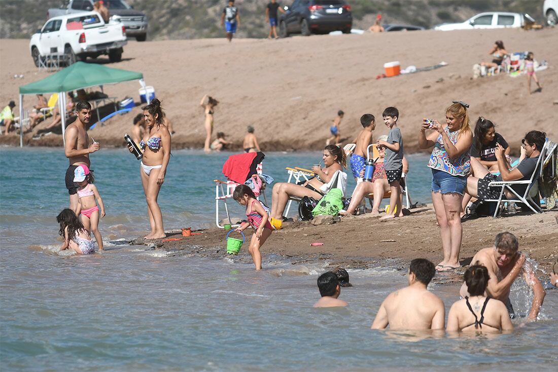 El el perilago del Dique Potrerillos, el gobierno colocará baños químicos, contenedores para residuos y tambien bañeros para el cuidado y la mejor atención a las personas que visiten el lugar.
Turistas y mendocinos disfrutando a la orilla del lago.
Foto: José Gutierrez / Los Andes 