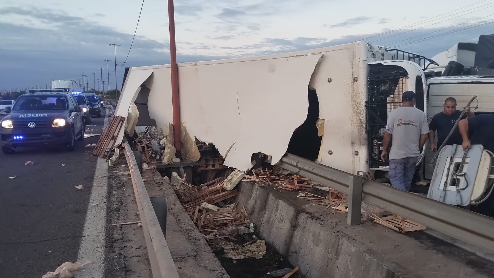 Volcó un camión con 8 toneladas de pollo para relleno sanitario y vecinos se llevaron la carga