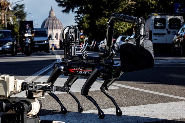 Un perro robot en el marco del plan de seguridad antiterrorista. El año jubilar comenzará en Nochebuena con la apertura de la Puerta Santa de la Basílica de San Pedro del Vaticano. Foto: EFE