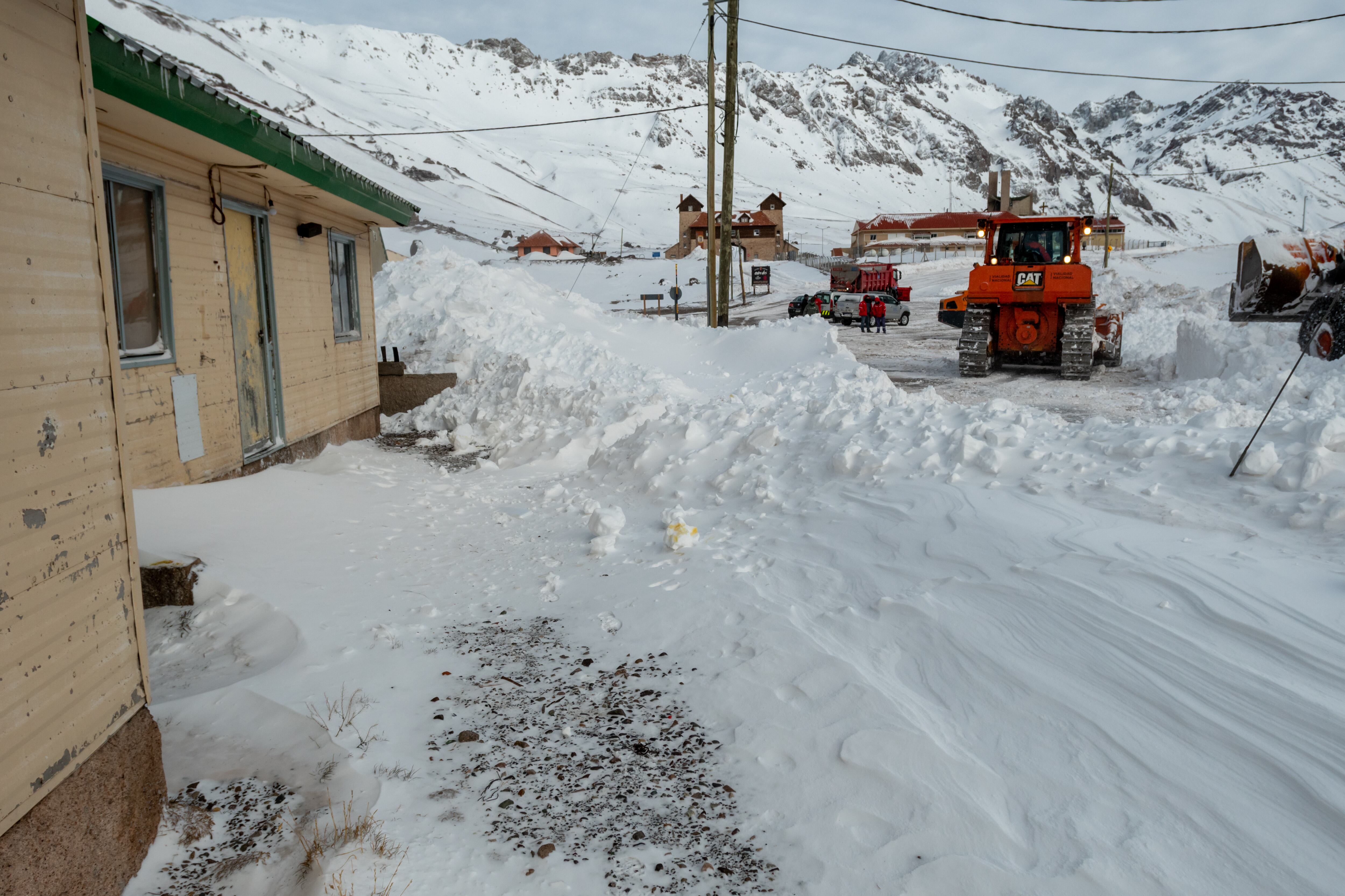 Mendoza 25 de junio de 2020 Sociedad
Paso Internacional cortado
Operativo de Vialidad Nacional en Villa Las Cuevas para despejar la nieve acumulada sobre Ruta Internacional 7.   

Foto: Ignacio Blanco / Los Andes