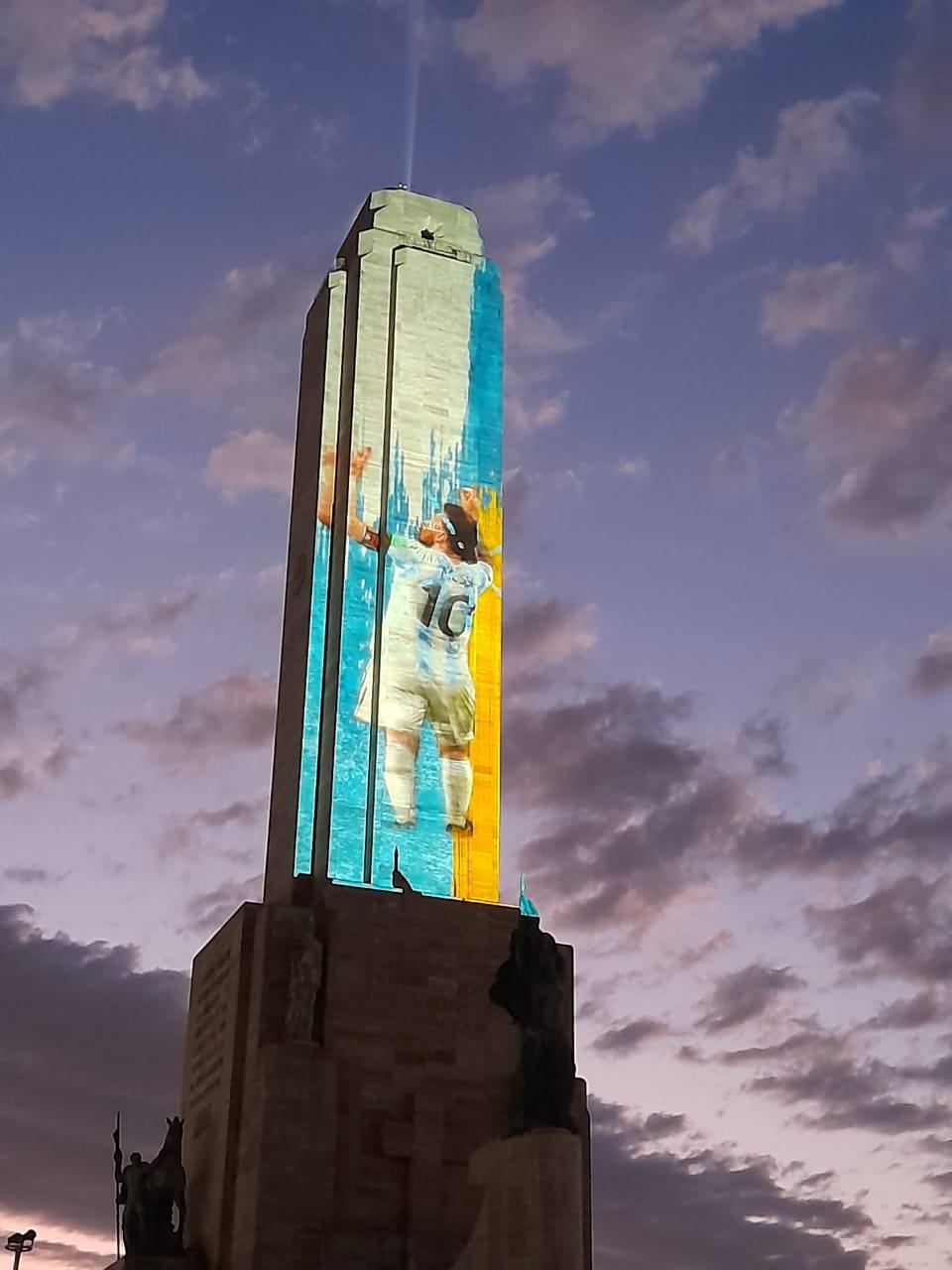 La marca que viste a la Selección Argentina realizó un video mapping en el Monumento a la Bandera, en Rosario.