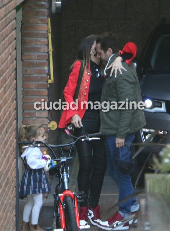 La China Suárez y Benjamín llegando a la casa de Pampita.