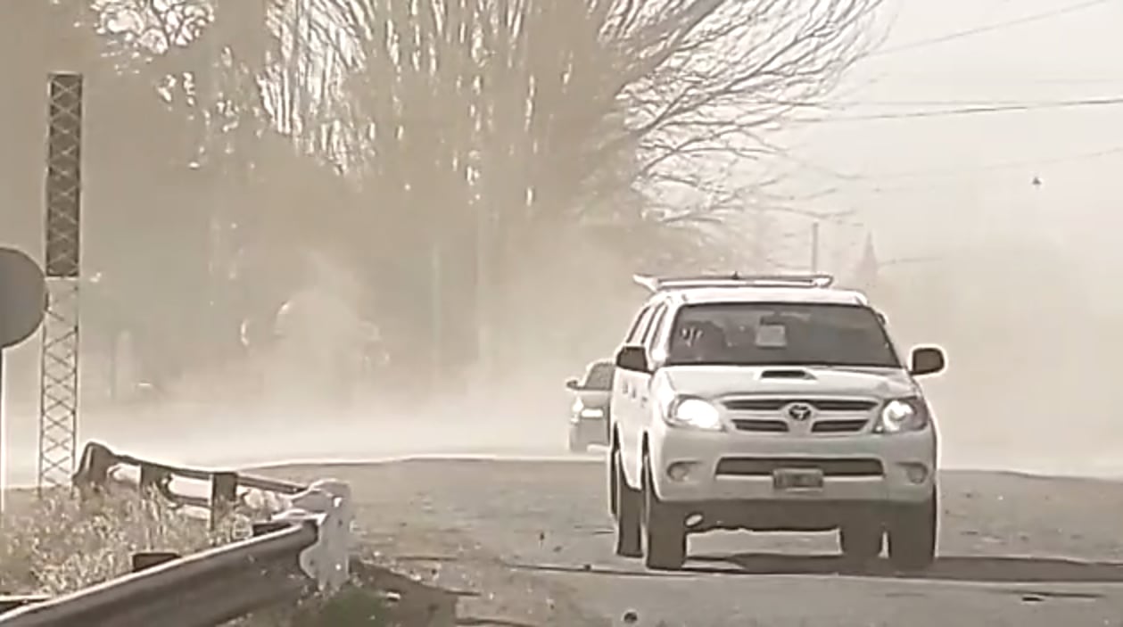 En Las Compuertas, el Zonda se levantó desde temprano y trajo consigo fuertes ráfagas y tierra suspendida en el aire.