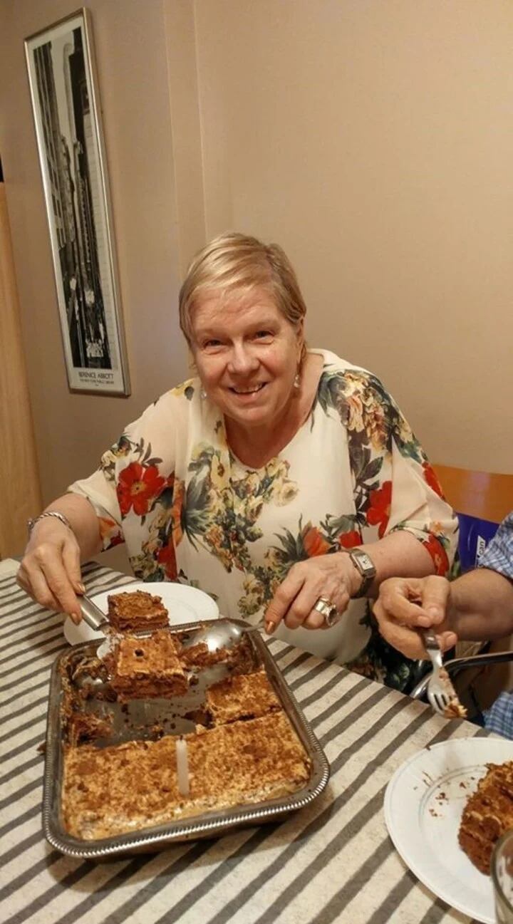 Marité disfrutando del postre que ella misma creó. - Foto: Gentileza