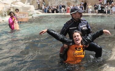 La policía entró a la fuente y sacó a al grupo ecologista. Foto: Ultima Generazione.