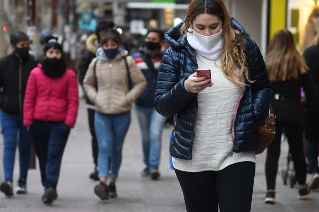 El frío en Mendoza se hace sentir, pero no impide que la gente salga a la calle