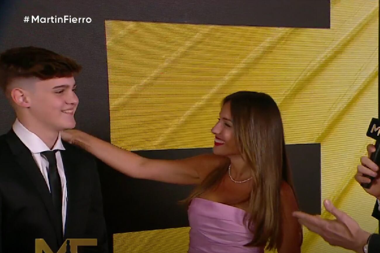 Pampita y su hijo mayor, Bautista Vicuña, en los Martín Fierro. (Captura Telefe)