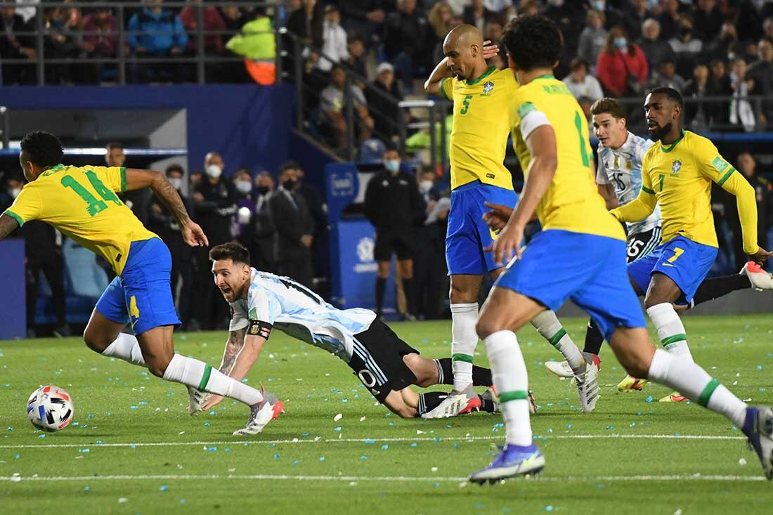 La selección argentina se enfrentó a Brasil en el estadio Bicentenario de San Juan en una nueva fecha de las eliminatorias para el mundial del 2022. Foto: Marcelo Rolland