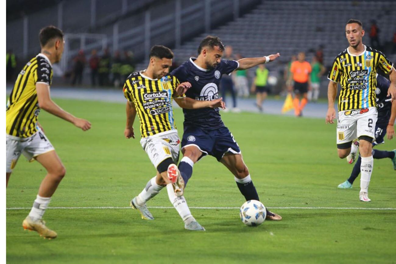 Ramis, el autor del segundo gol para el ascenso. El Pipe es historia pura.  (Prensa Independiente Rivadavia)