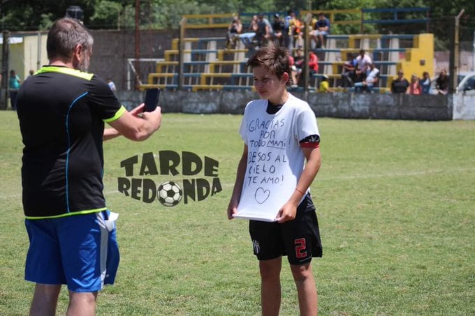 Un nene perdió a su mamá y le dedicó un tierno mensaje en pleno partido de fútbol. Gentileza Tarde Redonda