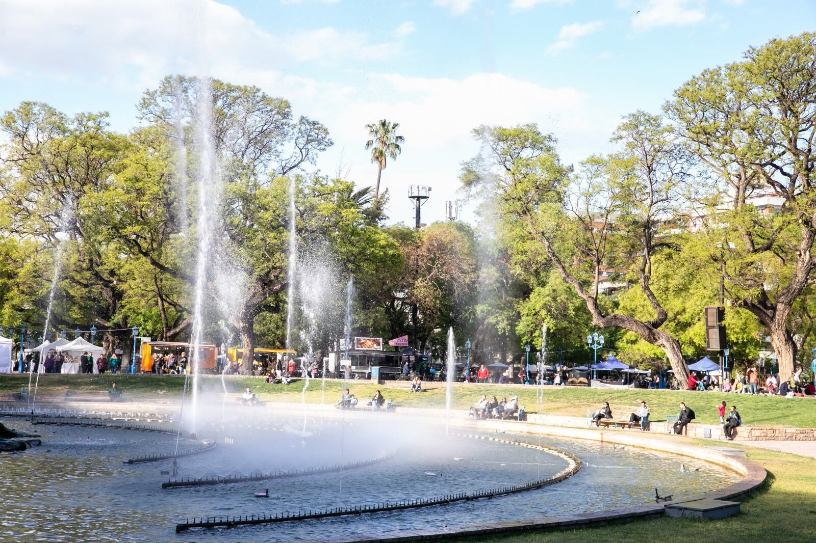 En la plaza Independencia podrás comprar los tickets del bus turístico.