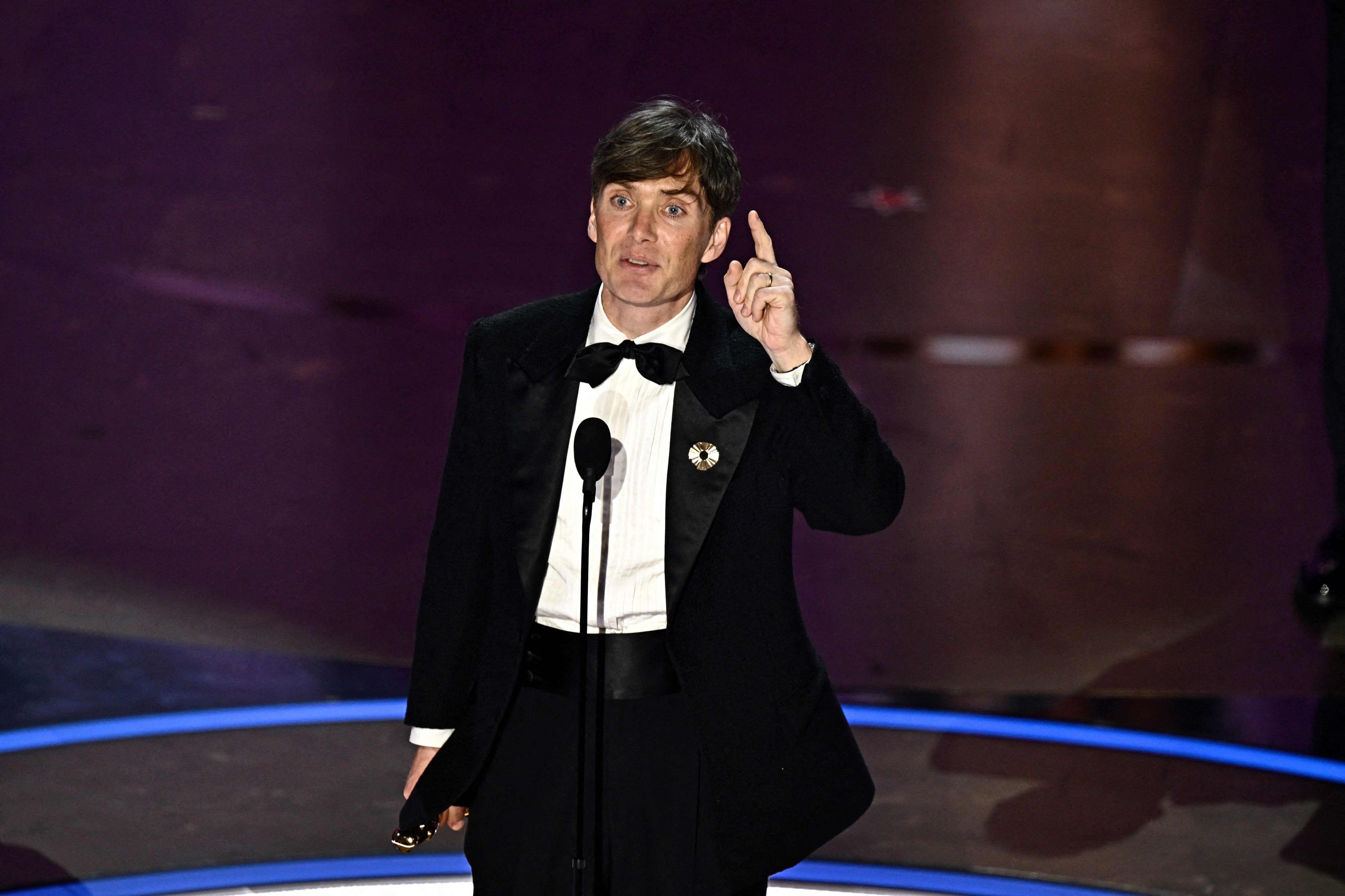 El actor irlandés Cillian Murphy acepta el premio al Mejor Actor en un Papel Protagónico por "Oppenheimer" en el escenario durante la 96ª edición de los Premios Anuales de la Academia en el Dolby Theatre de Hollywood, California, el 10 de marzo de 2024. (Foto de Patrick T. Fallon / AFP)