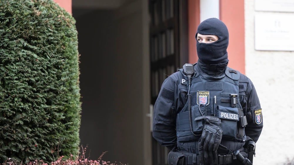 Oficiales de policía trabajan durante una redada en Berlín, Alemania. Foto: Web