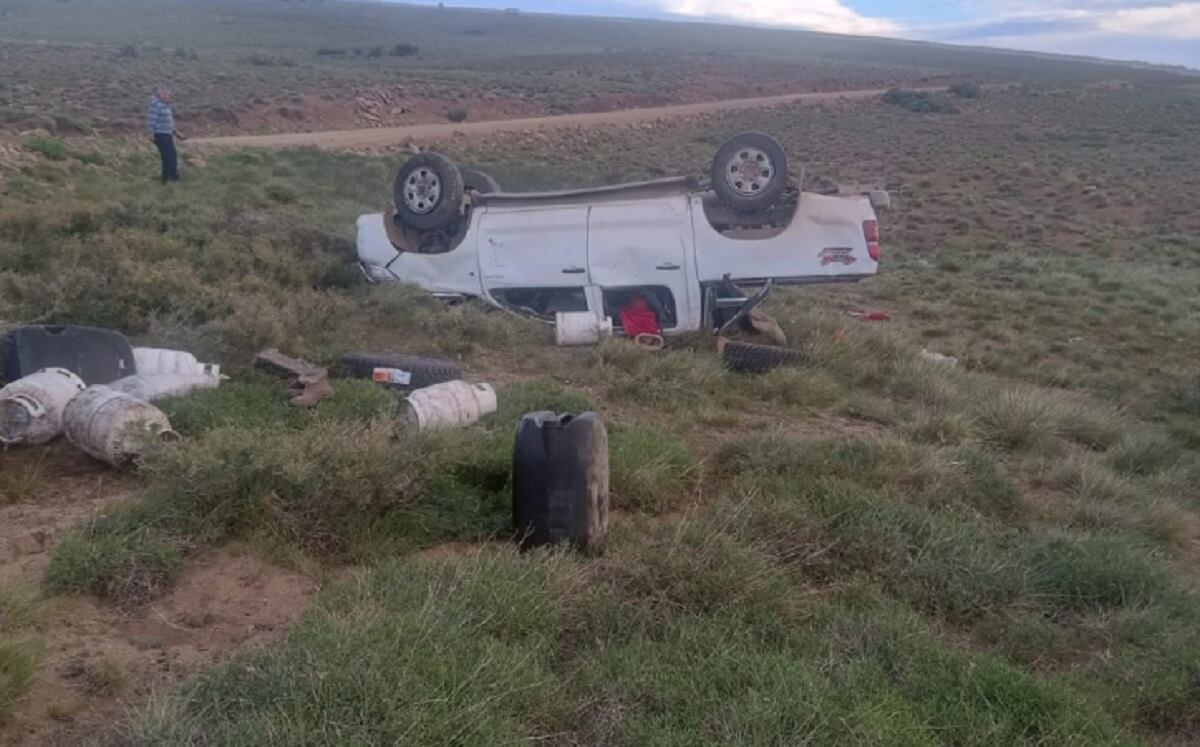 Un mendocino se robó una camioneta, volcó en la ruta y lo atraparon tras escaparse del hospital en Neuquén (Gentileza Diario Río Negro)