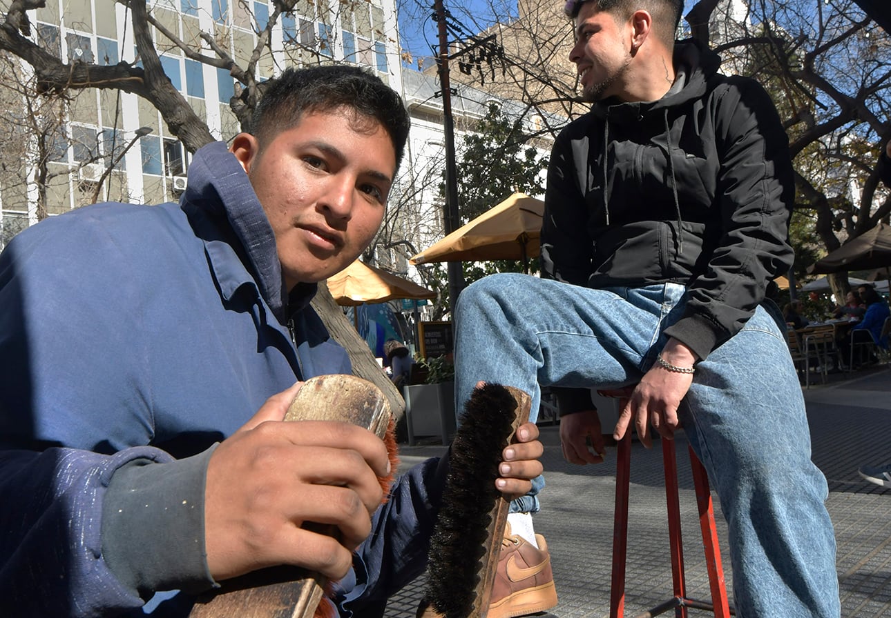 Aprovecho que hay sol y la gente sale a caminar por el centro, no todos los días se trabaja bien, confiesa Diego Rodríguez, lustrador de zapatos hace tres años. Foto: Orlando Pelichotti
