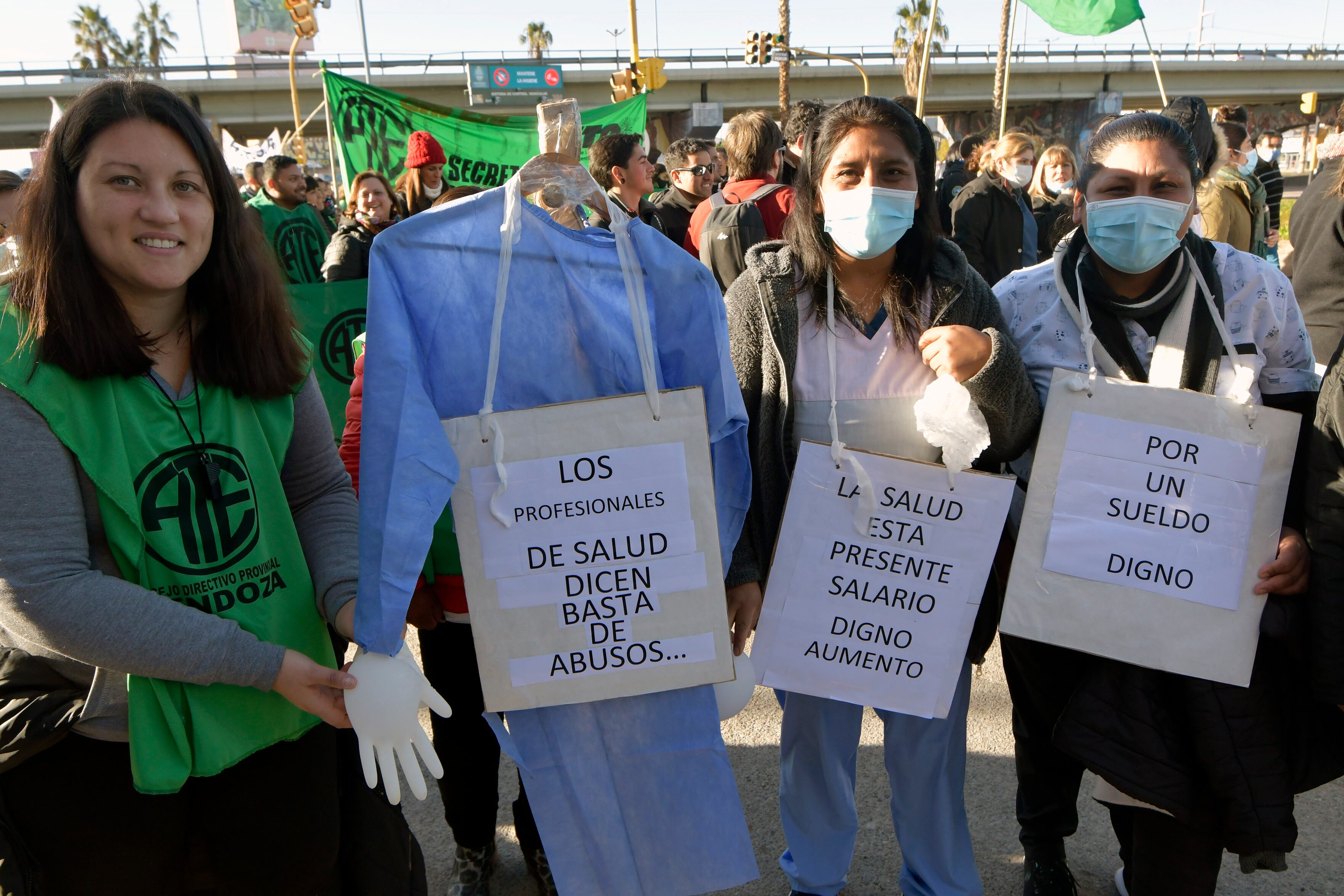 Jornada de protestas y reclamos


Las conversaciones por las paritarias  iniciaron esta jornada con el SUTE y terminó con un cuarto intermedio hasta el próximo jueves. Luego lo hará con ATE y Ampros. Expectativa de los sindicatos, que aguardan subas que compensen al menos la alta inflación que azota al país y la provincia
Foto: Orlando Pelichotti / Los Andes
