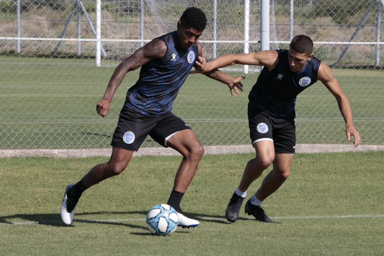 Abrego, que será titular ante River, presiona en la práctica a Cartagena. / Gentileza: Prensa Godoy Cruz