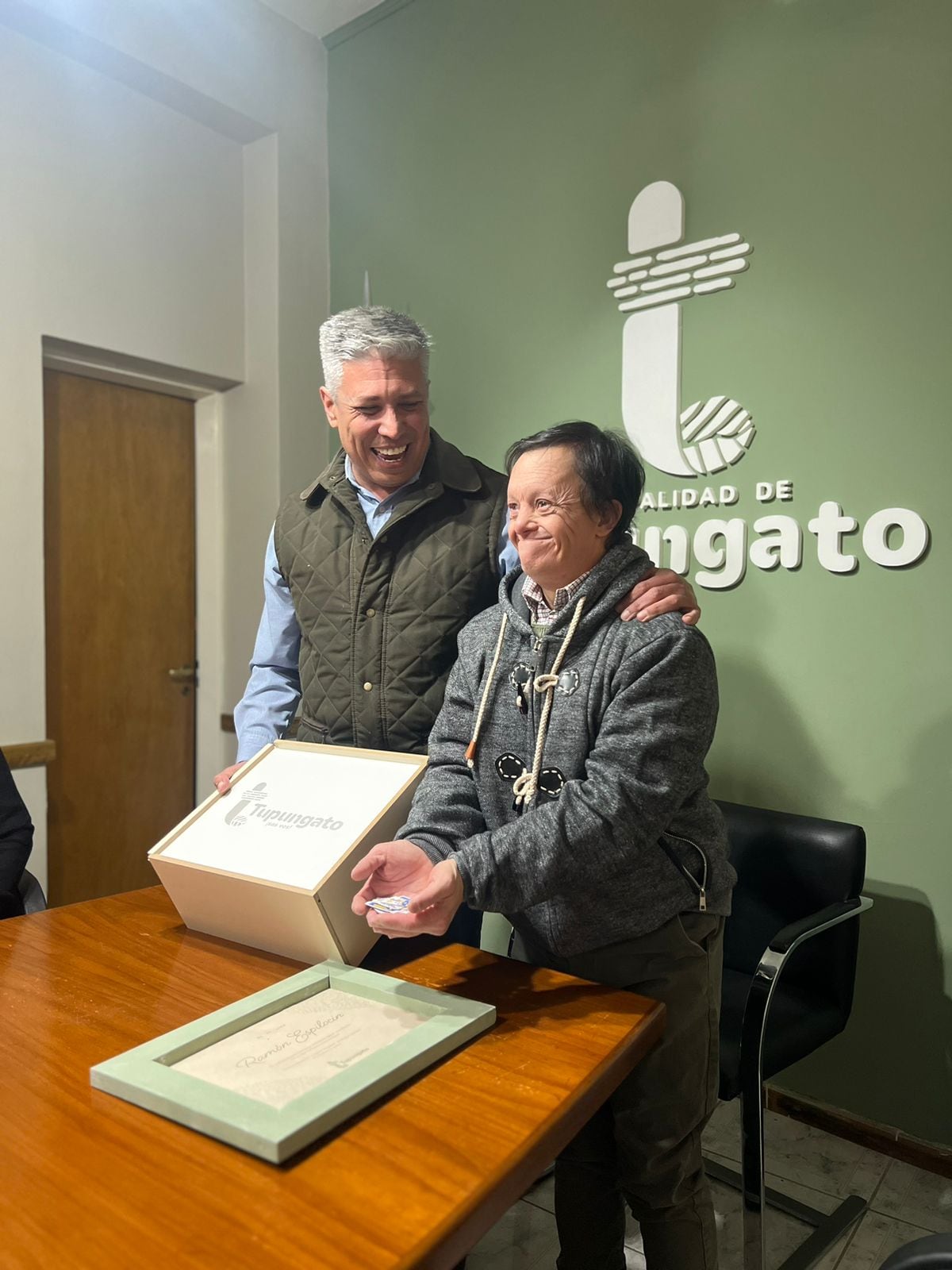 La alegría en la oficina del intendente. Ultimo día de trabajo para Ramón.  | Foto: gentileza