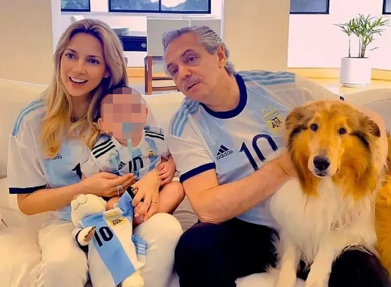 Alberto Fernández, junto a Fabiola, el hijo de ambos y su perro Dylan (Archivo)