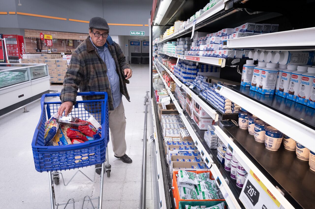 Los jubilados y pensionados pueden acceder a "Compre sin IVA", pagando con débito. 
Foto: Ignacio Blanco / Los Andes 