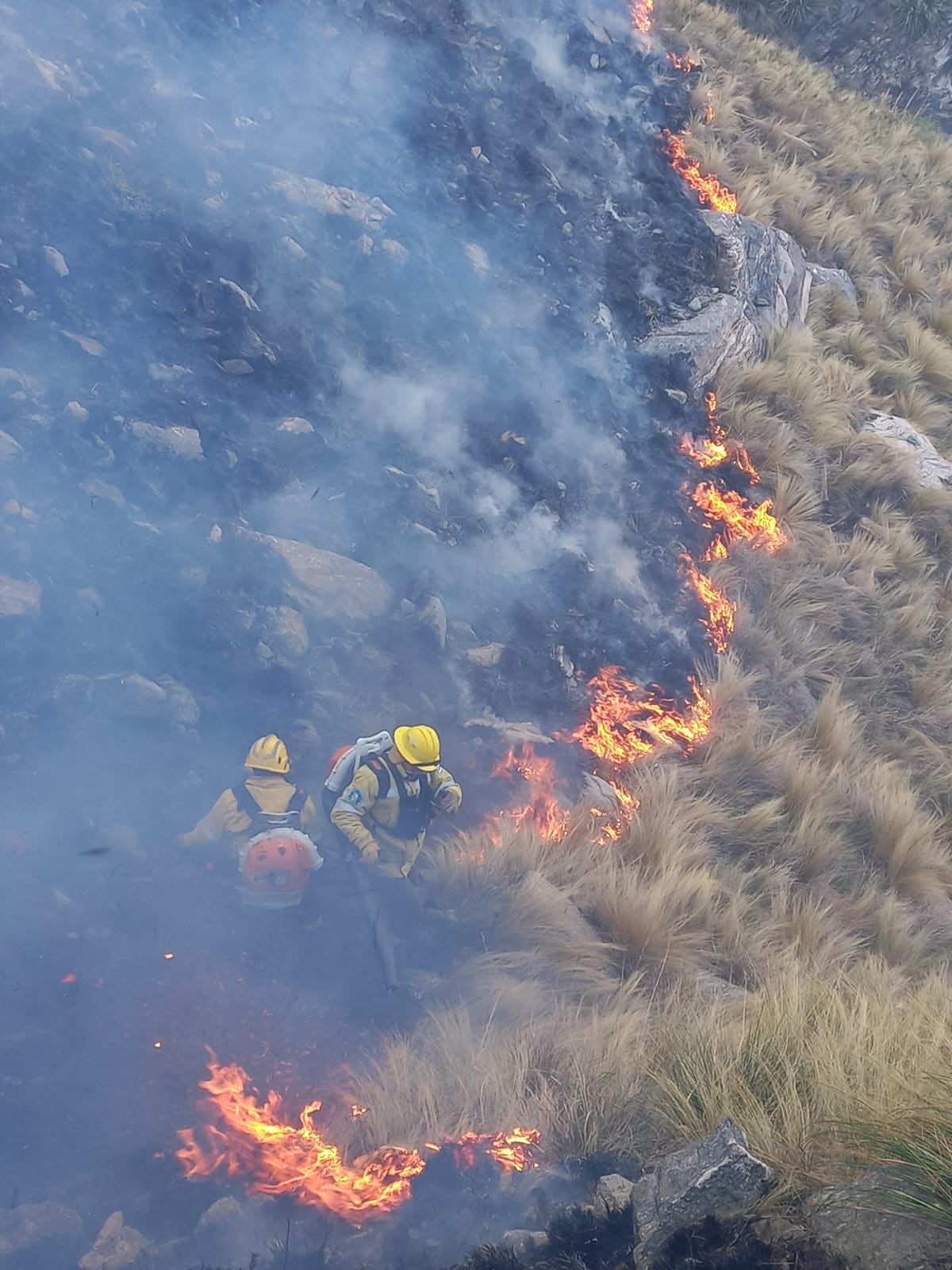 El siniestro comenzó en el valle de Traslasierra el domingo pasado y se trasladó al valle de Calamuchita, por sobre las cimas de las Sierras Grandes. Foto: Ministerio de Seguridad de Córdoba.