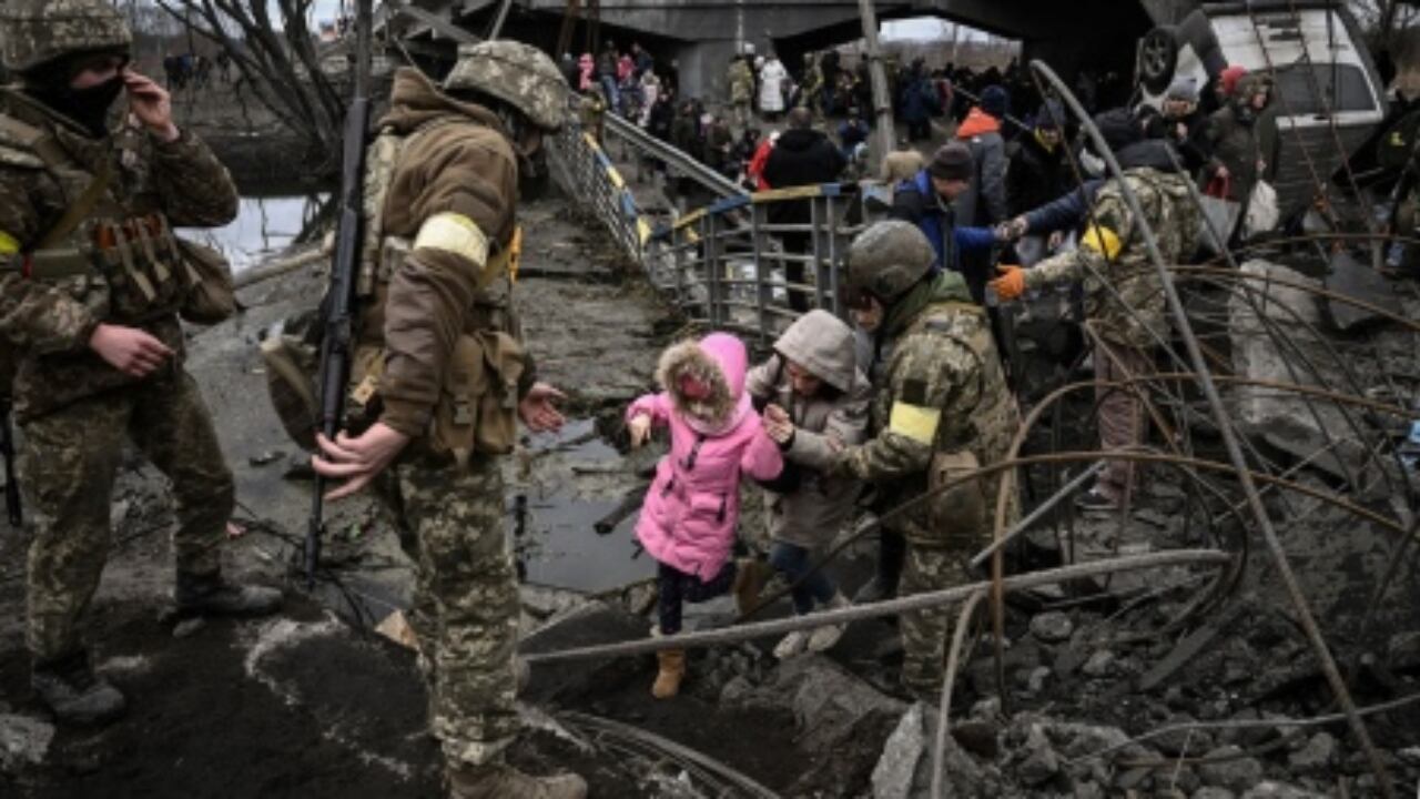 Los rescatistas encontraron el cadáver de la niña este domingo tras un ataque aéreo por parte de Rusia. Gentileza: Télam,