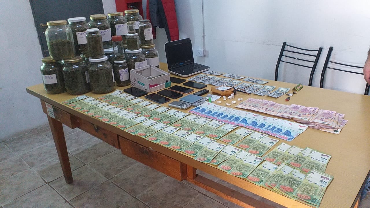 En una de las vivienda había más de tres kilos de cogollos de marihuana fraccionados en frascos.