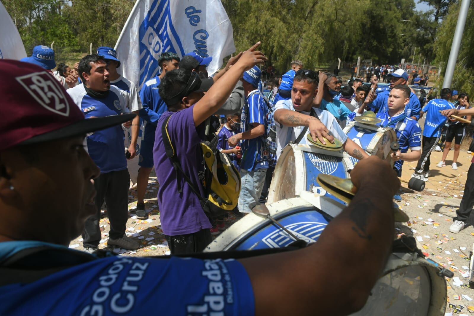 Hinchas de Godoy Cruz llegan al Malvinas./Ignacio Blanco- Los Andes