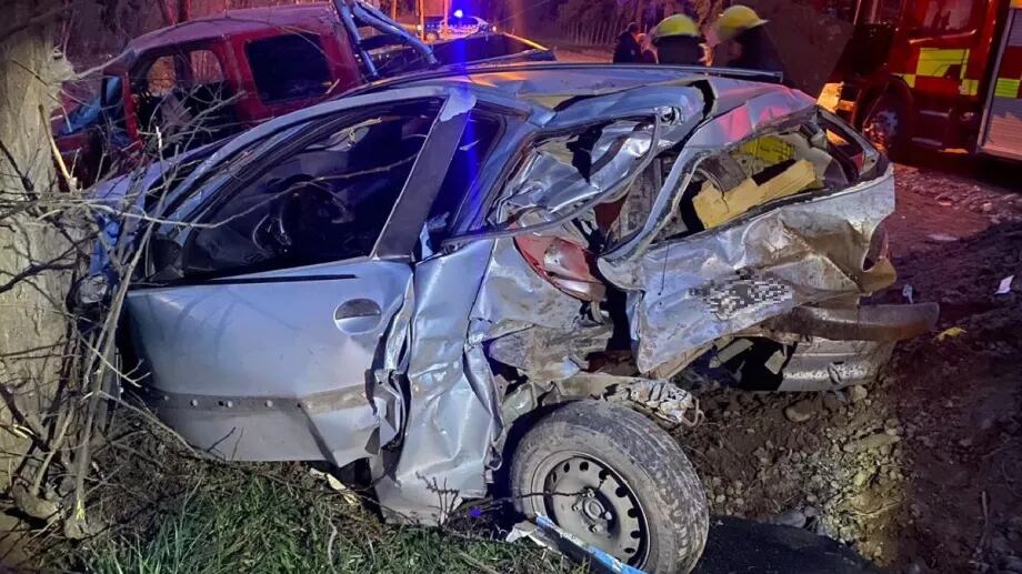 Tras el impacto, dos jóvenes policías resultaron heridos y fueron hospitalizados. Gentileza: Centenario Digital.