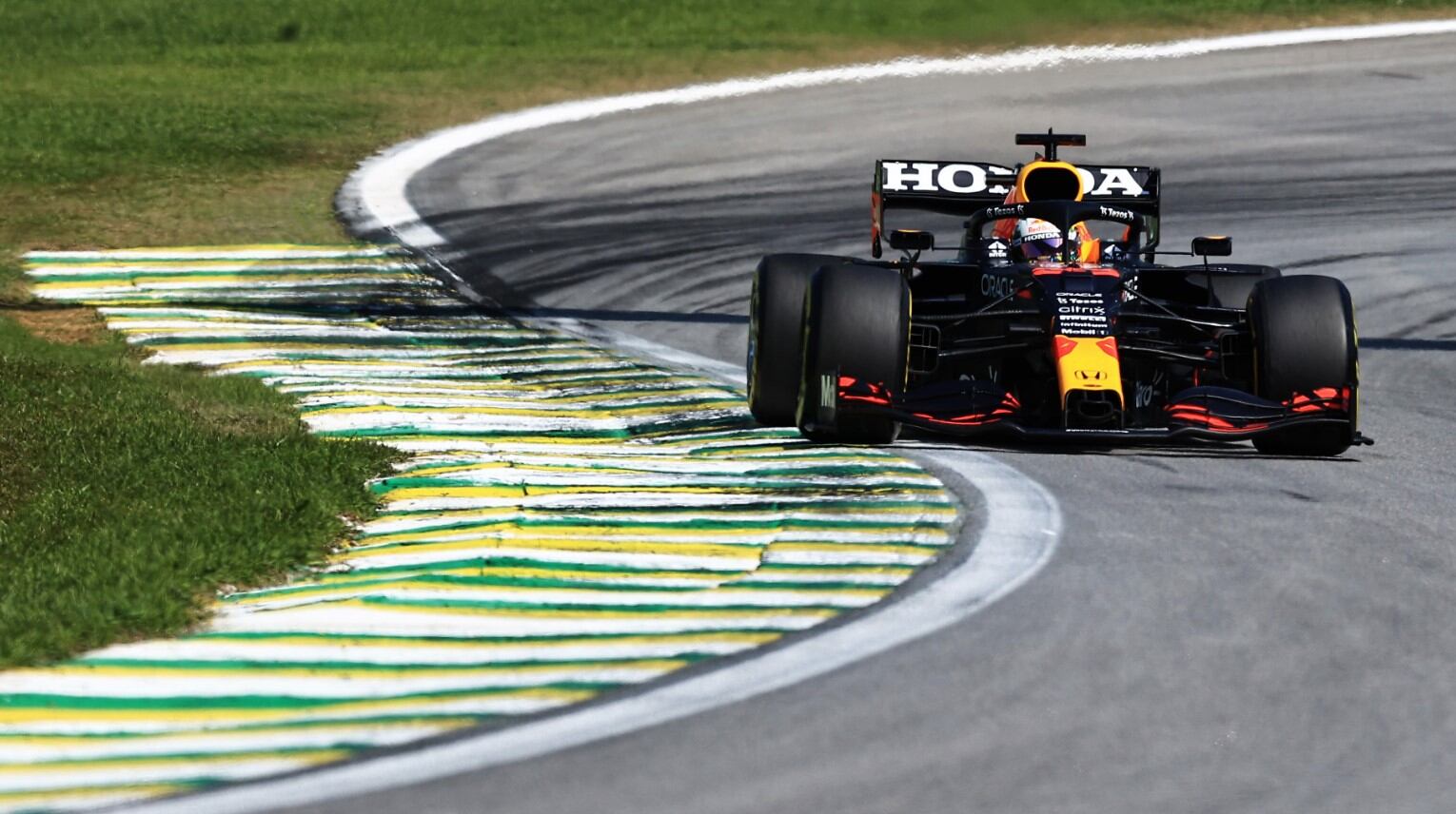 Max Verstappen contó cuál fue la falencia en su Red Bull que no le permitió resistir la presión de Lewis Hamilton en Brasil.