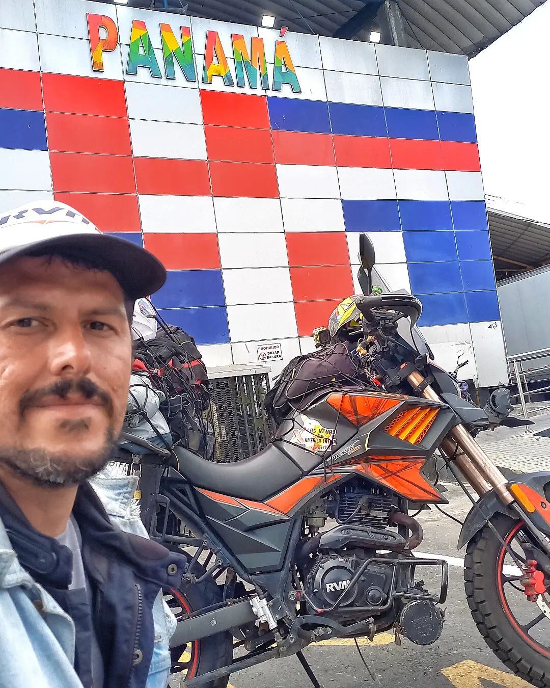 El profesor de historia junto a su motocicleta, hundida ahora en el mar. Foto: Instagram