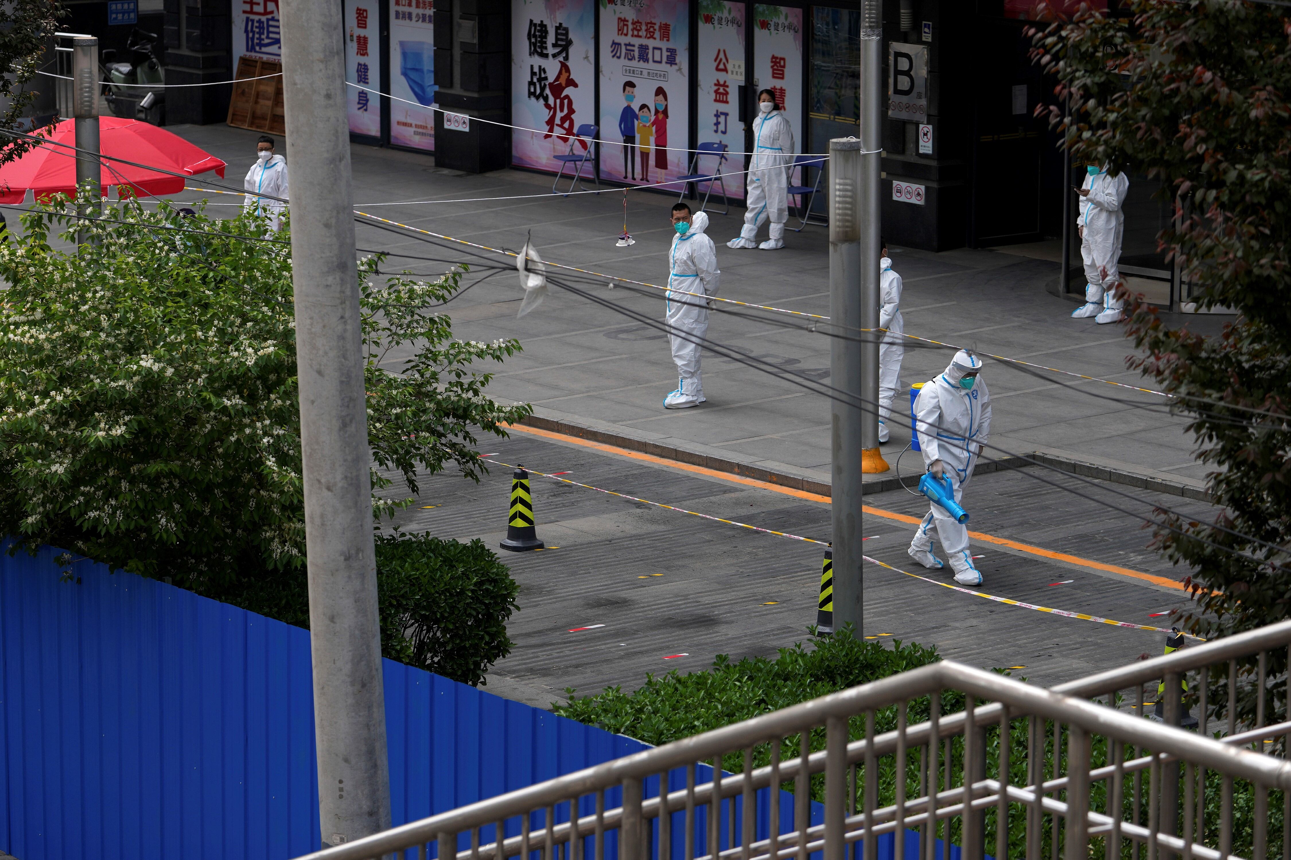 Clases suspendidas, testeos masivos y barrios confinados en Beijing. AP