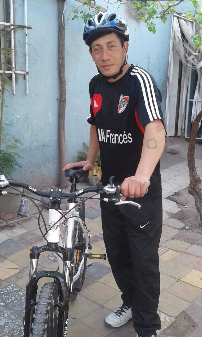 Juan fue premiado con una bicicleta por la Municipalidad de Godoy Cruz por ser el mejor alumno de su CENS. | Foto: gentileza