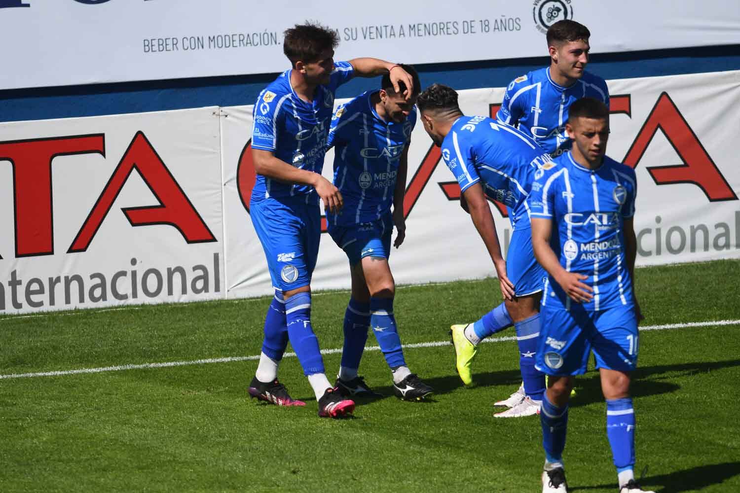 Futbol Liga Profesional, Godoy Cruz Antonio Tomba vs. Gimnasia y Esgrima de la Plata, en el estadio Feliciano Gambarte de Godoy Cruz.
Festejo del primer gol de Godoy Cruz.