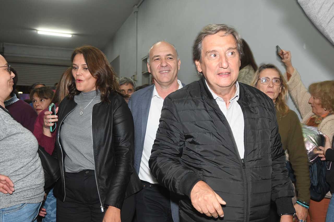 Cierre de campaña de Guillermo Carmona como precandidato a Gobernador y Lliana Paponet Vicegobernador de Mendoza por la lista 502 D del Partido Justicialista
Emir Félix Intendente de San Rafael, abre el paso para que Carmona y Paponet ingresen al lugar de reunión
 Foto: José Gutierrez / Los Andes