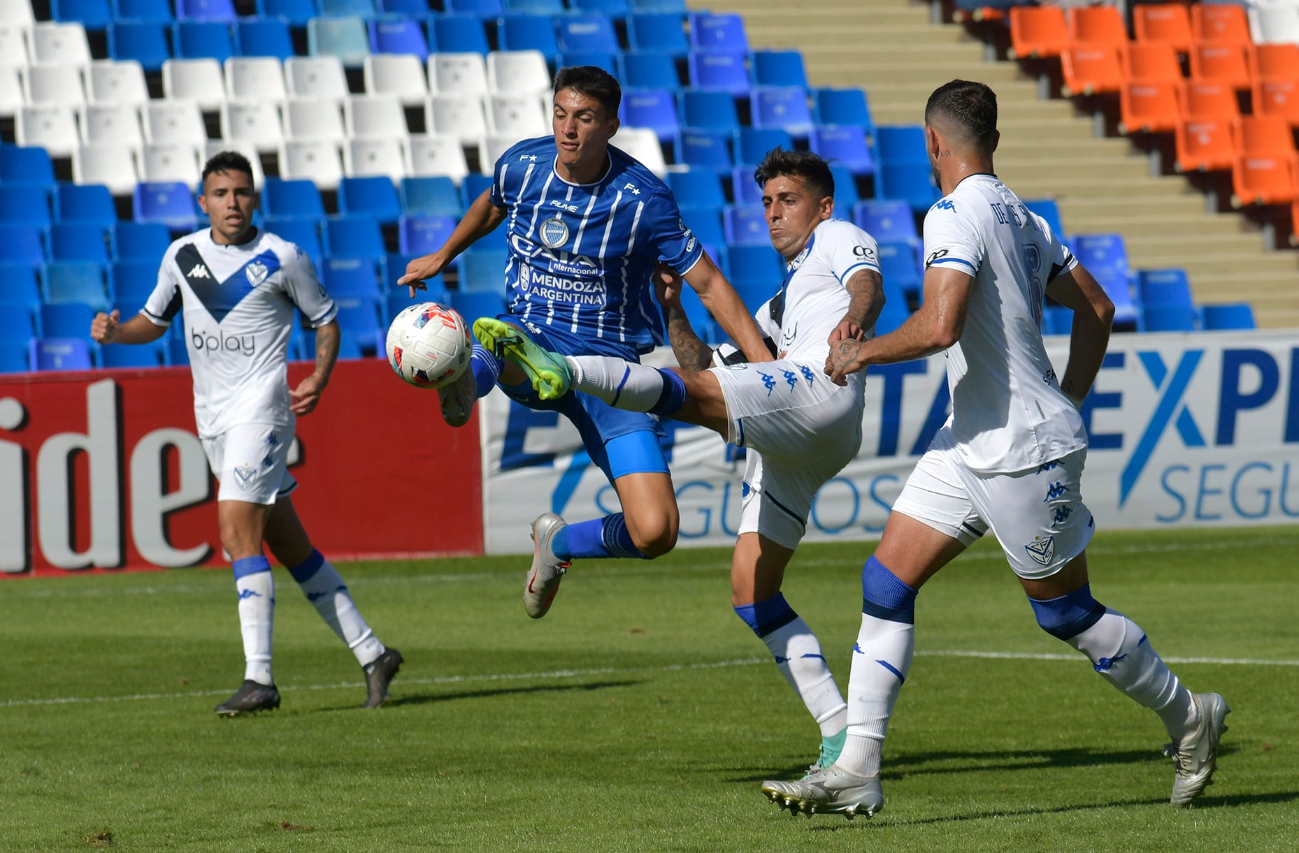 17 de abril  2022 Deportes 
El Club Atlético Godoy Cruz Antonio Tomba, en el estreno de la dupla técnica Favio Orsi y Sergio Gómez, empató sin goles con Vélez Sarsfield en un partido correspondiente a la décima fecha de la Zona B de la Copa de la Liga Profesional.
Foto: Orlando Pelichotti / Los Andes