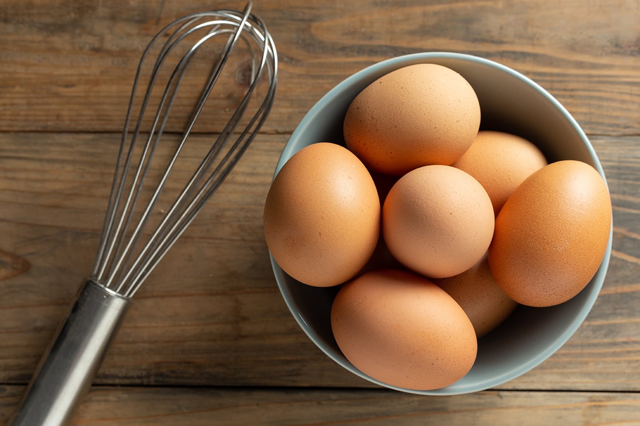 ¿Huevos blancos o de Color? Lo que debés saber sobre sus diferencias y beneficios. (Freepik)