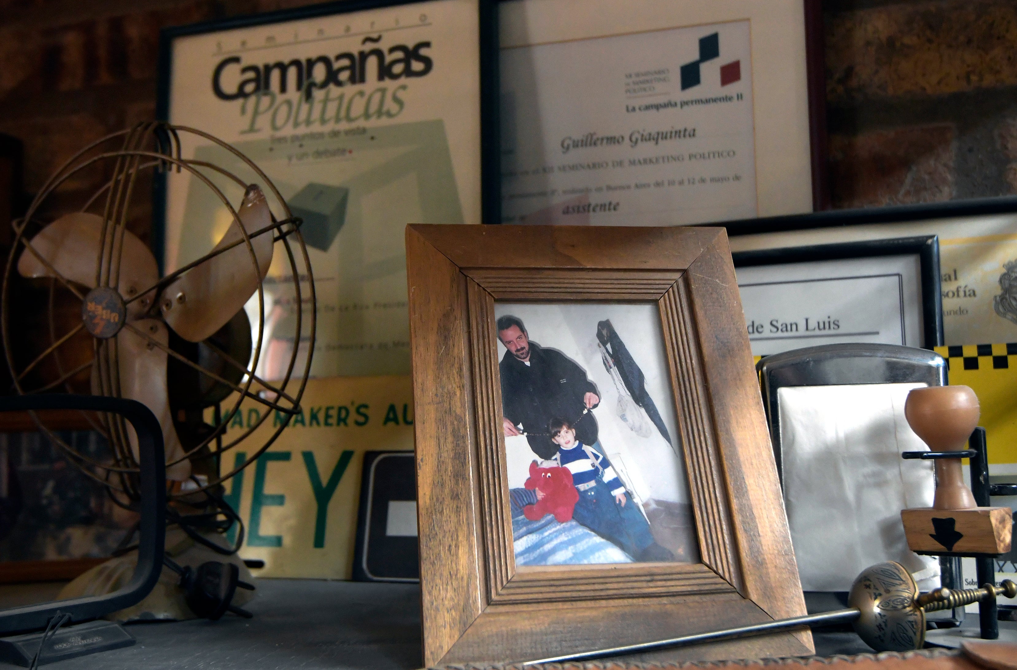 Uno de los rincones de la casa en Luján de Guillermo Giaquinta donde se lo puede ver con su hija Malena. Foto:  Orlando Pelichotti/ Los Andes