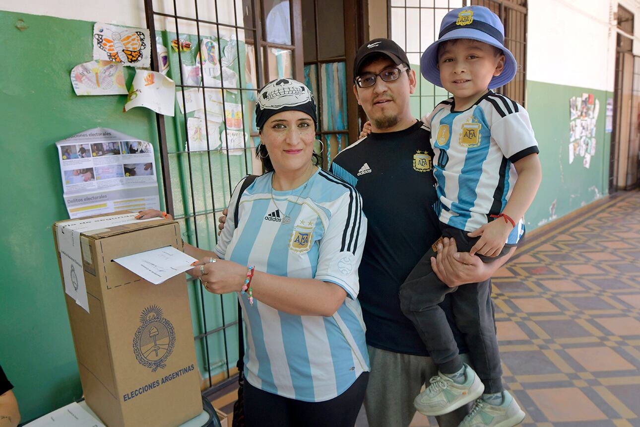 Pasadas las 8 de la mañana de este domingo comenzó el balotaje para definir quién será el próximo Presidente de Argentina. Hay 35 millones de personas habilitadas para votar entre el candidato de Unión por la Patria, Sergio Massa, y el de La Libertad Avanza (LLA), Javier Milei.
Escuela Guillermo Rawson de Godoy Cruz . familia Ibañez

Foto: Orlando Pelichotti