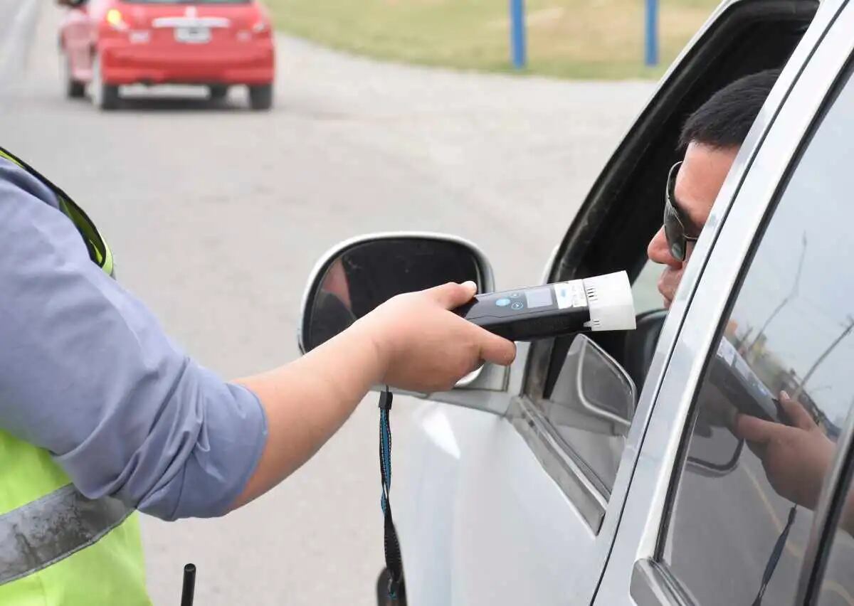  Los conductores que tengan infracciones por conducir alcoholizados no podrán tener una licencia con esa vigencia sino que tendrán una que durará la mitad, es decir, igual que la que estaba vigente hasta ahora. 
