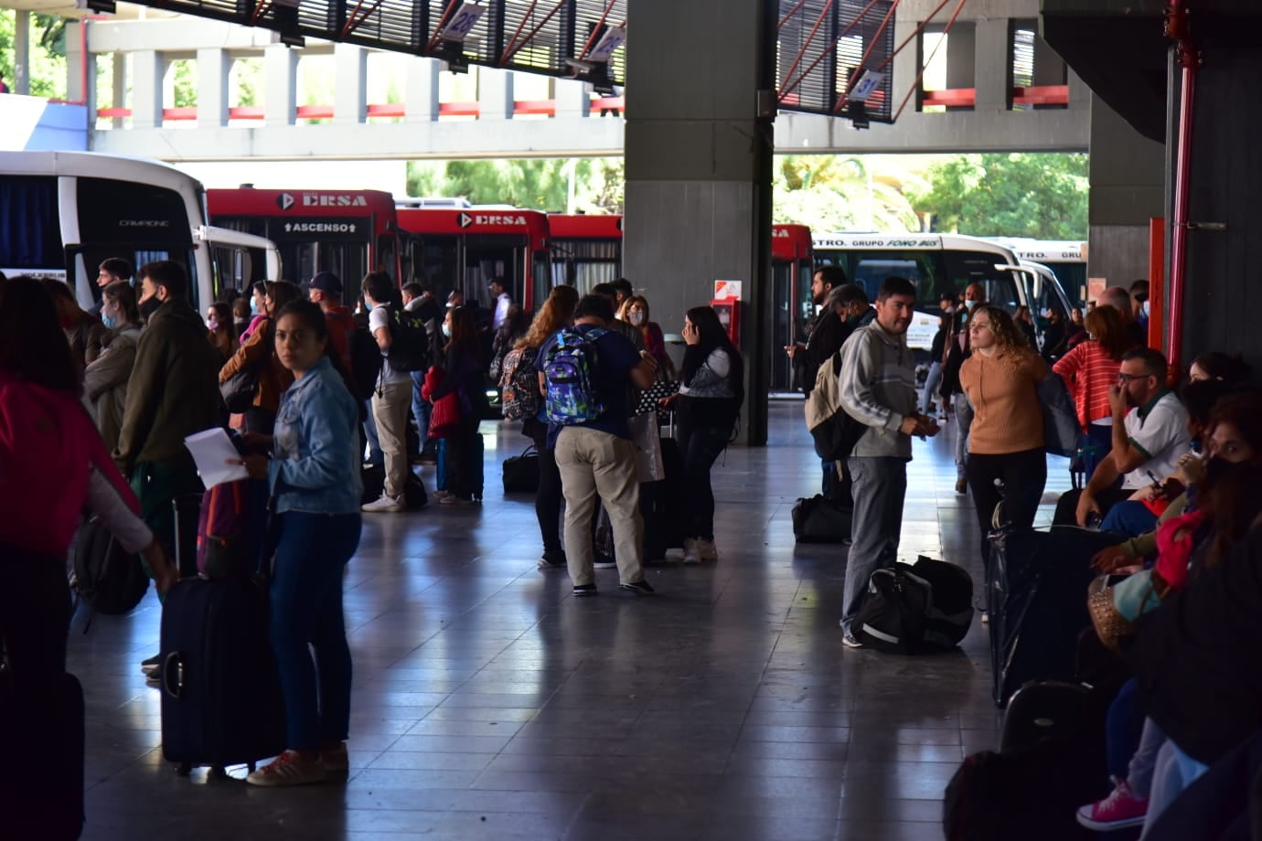 Intenso movimiento este jueves por el fin de semana largo de Pascua en la Terminal de Ómnibus de Córdoba. Misma situación se replicó en varias provincias. 